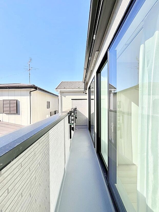 ◆A号棟◆〜Balcony〜　南向きのバルコニーの前には雲以外に太陽を遮るものがありません。お洗濯物も乾きやすく、何より明るく気持ちのいい光が入ってきます。使いやすく開放的なバルコニーです♪