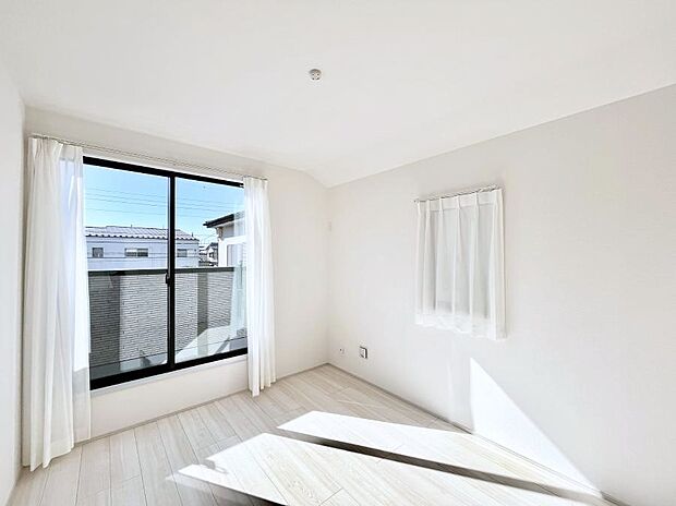 ◆A号棟◆〜Bed Room〜　木の温もりがやさしいフローリングは安らぎをもたらすプライベート空間。明るめのフローリングですので、壁紙ともマッチし、お部屋を更に広く見せてくれる効果も。