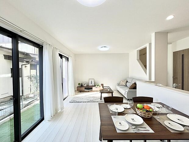 ◆A号棟◆〜Living〜 豊かな陽光がこの場所を照らしだす。光溢れるこの空間はみんなの笑顔が集う場所、時を忘れ、つきることのないたわいもない会話を楽しむ時間、たくさんの思いが綴られる場所。