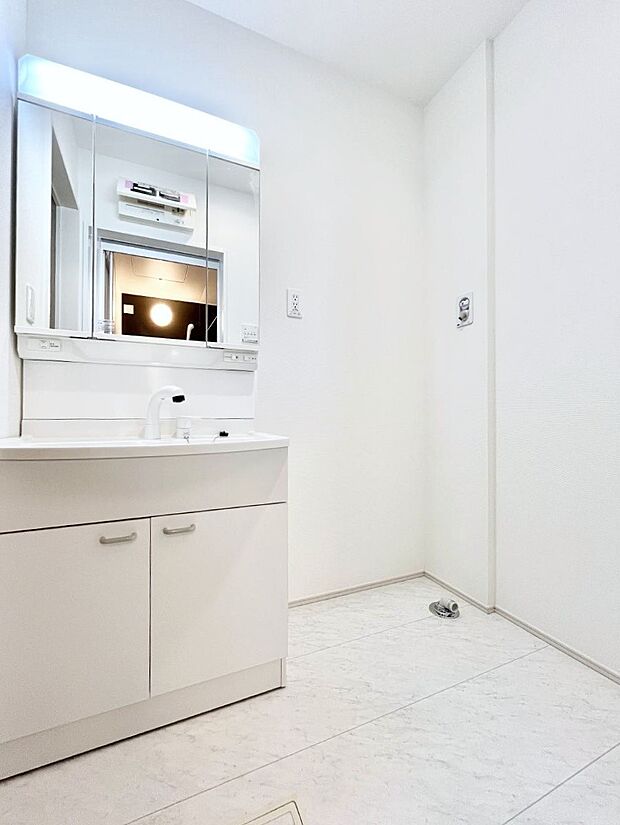 ◆A号棟◆〜Dressing Room〜清潔感溢れる色合いで統一されていると、スッキリと整った印象をうけます。鏡の裏にはたっぷりと収納スペースを標準装備!水廻りは、シンプルかつ機能性を重視して。