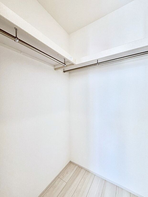 ◆A号棟◆〜Walk-in Closet〜　たくさんの洋服をかけてもシワになりにくいウォークインクローゼット。洋服以外にも、普段使わない家電やスーツケース、ストック品など何でも片付く嬉しい空間です。
