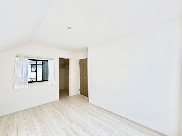 お子さまのお部屋としても！衣類の整理整頓に便利なクローゼット付きの洋室。