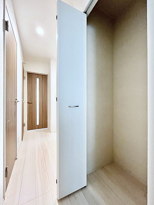 玄関ホール収納です。掃除道具やお出かけ用グッズの収納に便利です。