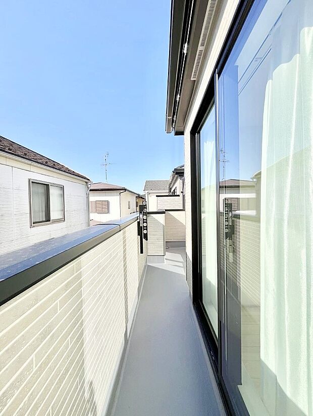 暖かな陽光が降り注ぐバルコニーはお洗濯におすすめ。爽やかな風も心地よいです。