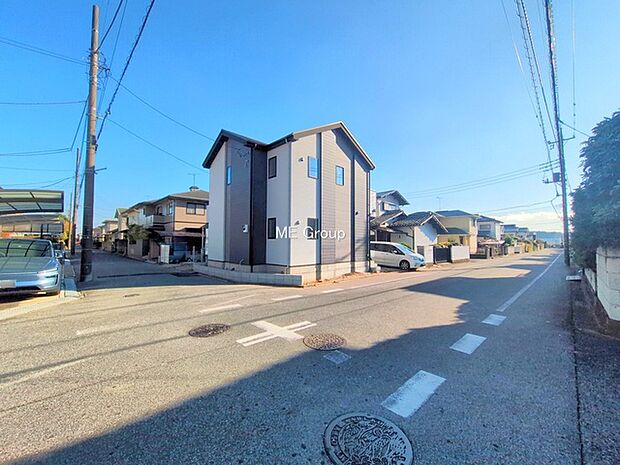 〜Exterior〜　前面道路：北西 8m 公道、北東 5.5m 公道　低層の一戸建てを中心とした街並みが整然と続き、周辺は高い建物が建っていないので、緑の多い閑静な趣を感じる環境です。