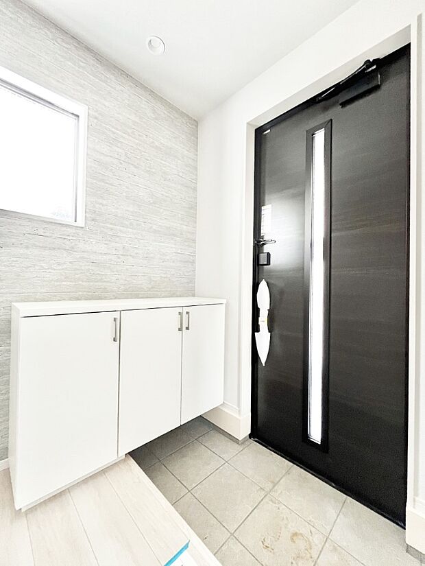 〜Entrance〜　玄関は家の顔といわれますが我が家のセンスをさりげなく感じさせる魅力ある玄関造りも楽しみの一つ。帰宅する度に家族がほっとできる心地よい空間造りも大切ですね♪