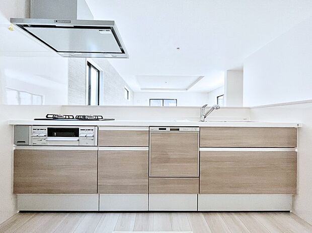 〜Kitchen〜リビングが見渡せるカウンターキッチン。料理をしながら家族とコミュニケーションをとれるだけでなく、大きな開放感も得ることができます。  お子様の成長も感じることができますね！