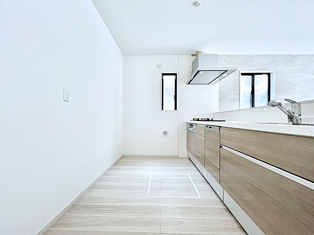 〜Kitchen〜　自然光が入る窓のあるキッチン☆毎日使う場所だからこそ、使い勝手を考慮しました。ゆったりとしたキッチンコーナーは質感豊かな仕上がりとなっております。