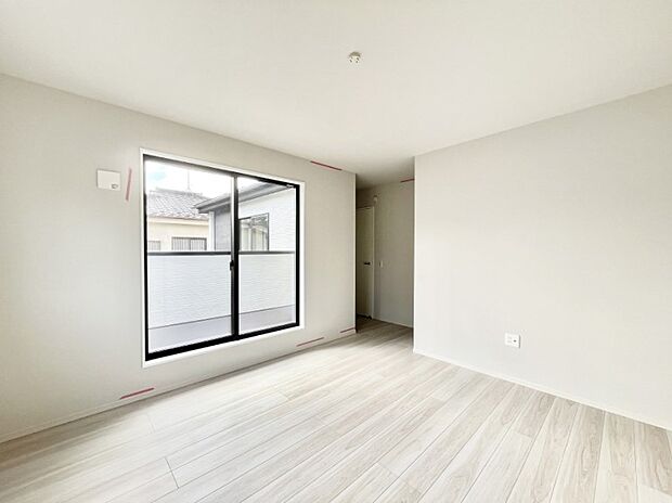 〜Bed Room〜　バルコニーからの明るい日差しが差し込みます。日照に恵まれたお部屋。柔らかい自然光で朝目覚める暮らしが送れるだろう。また、機能的な収納を配置して、片付いた空間も実現出来そう。