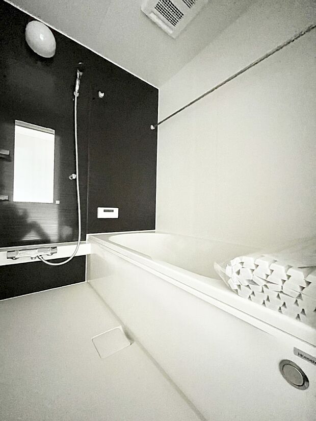 〜Bath Room〜　足を伸ばして入浴することが可能！一日の疲れを癒す貴重なバスタイムです。お子様とご一緒でも十分な広さなので、リビングとは違った家族団欒のひと時をお楽しみいただけます。