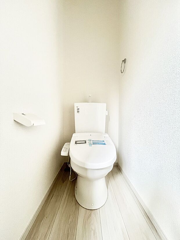 〜Toilet〜　清潔感のある水回り♪トイレはウォシュレット付きです◎トイレは毎日使わざるを得ないもの。いつも清潔を保ちたいですね。トイレが2ヶ所あるので朝の混雑時に便利です！