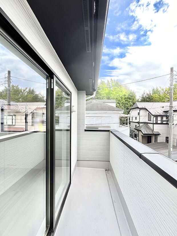 〜Balcony〜　南向きのバルコニーの前には雲以外に太陽を遮るものがありません。お洗濯物も乾きやすく、何より明るく気持ちのいい光が入ってきます。家族全員分の洗濯物も一気に干せます。