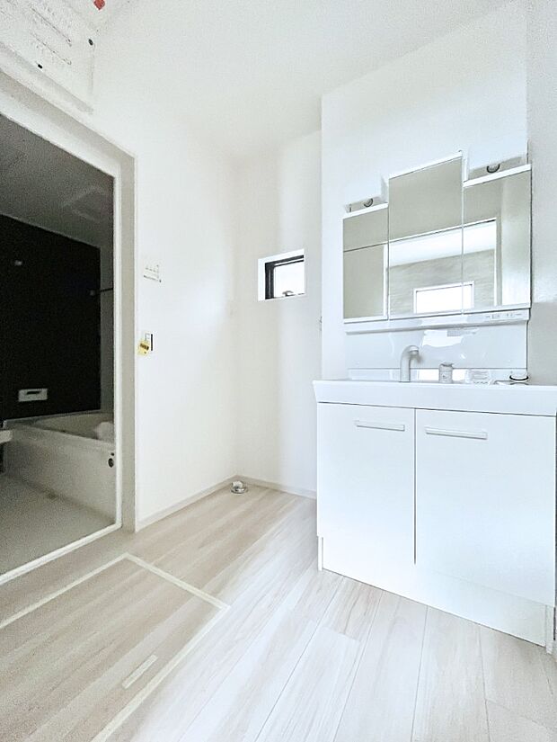 〜Dressing Room〜　暗くなりがちな洗面所も窓があると採光と換気が可能なので気持ちよくお使い頂けます。三面鏡タイプの洗面台は鏡裏収納で散らかりがちな洗面所もスッキリ♪