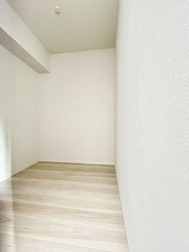 〜Walk-in Closet〜　必要なものやコーディネートを一覧して確認でき、身支度や準備が短時間で済むウォークインクローゼットを設置しました。家の中をすっきりとさせる便利な収納スペースです。