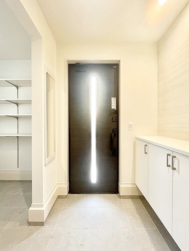 〜Entrance〜　家の中でお客様を迎える最初の場所である玄関は、家の印象そのものです！豊富な玄関収納で、常に綺麗に保つことが出来ます♪玄関にはたっぷり収納の下駄箱を完備！