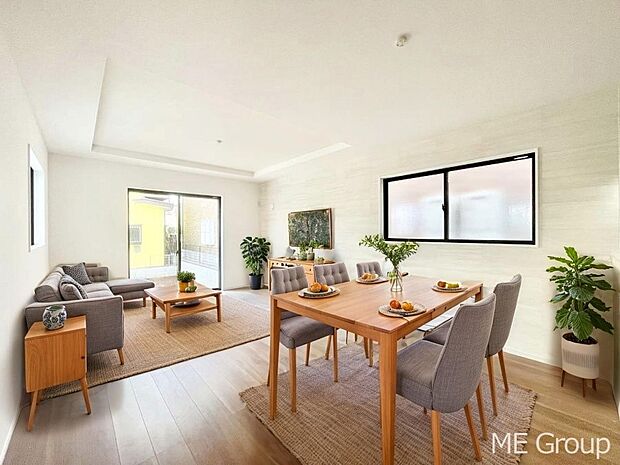 〜Living〜　飽きの来ないシンプルでおしゃれなLDK。大きな窓から日差しが差し込むので室内も明るく、家族の憩いの場としてピッタリです。開放感と日当たりの良さを是非ご覧ください！　※家具はCGです