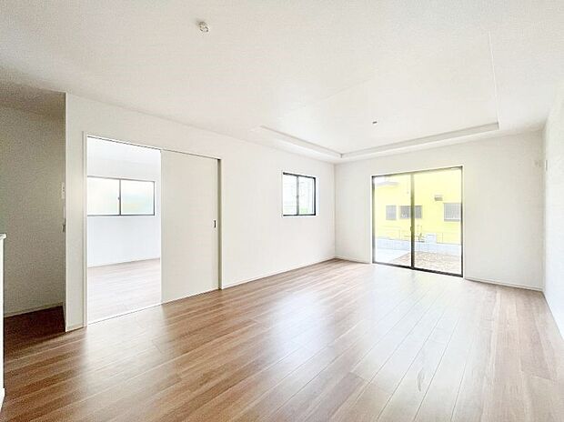 〜Living〜  豊かな陽光がこの場所を照らしだす。  光溢れるこの空間はみんなの笑顔が集う場所、時を忘れ、つきることのないたわいもない会話を楽しむ時間、たくさんの思いが綴られる場所。