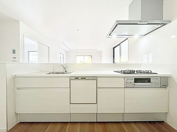 〜Kitchen〜　会話が弾むリビング、料理が愉しくなるキッチン。家は、ただ生活する場ではなく、暮らしを愉しく、快適にする場所。笑顔の毎日、安らぎの日々のために、最新の設備・仕様を採用。