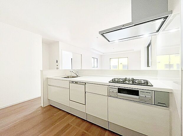 〜Kitchen〜  リビングが見渡せるカウンターキッチン。  料理をしながら家族とコミュニケーションをとれるだけでなく、大きな開放感も得ることができます。  お子様の成長も感じることができますね！