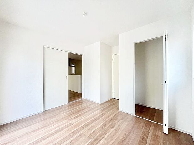 〜Bed Room〜　部屋数が多いのが戸建てのメリットです。ご家族が増えたことで手狭に感じていた住まいも戸建てでは各居室プライバシーを保つことができます。住まいにゆとりが生まれ心もリラックスできます♪