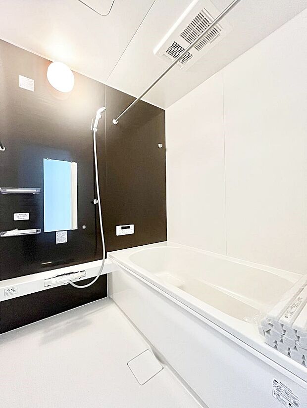 〜Bath Room〜　落ち着いた雰囲気の浴室で明日に向けてリフレッシュ。浴室乾燥機能も付いているので隣の洗濯機置き場で洗い上がった洗濯物を、雨の日も天気を気にせず乾燥させることも可能です。