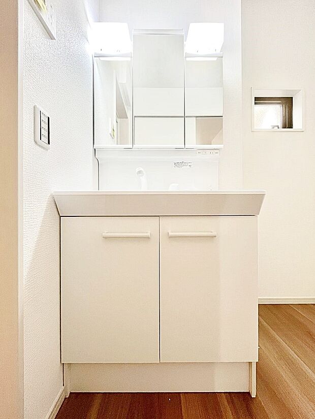 〜Dressing Room〜  清潔感溢れる色合いで統一されていると、スッキリと整った印象をうけます。  鏡の裏にはたっぷりと収納スペースを標準装備！  水廻りは、シンプルかつ機能性を重視して。