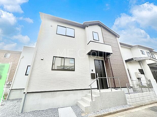 〜Exterior〜　一戸建ての大きなメリットは、自分達の「土地」を「自由に」使える事です。ガーデニングやＤＩＹ，車やバイクの趣味など様々な用途で利用できます。