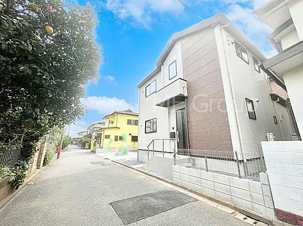 〜Exterior〜　前面道路：北東 4.5m 私道　前面道路は閑静な住宅地をはしる車通りの少ない道路。駐車の出し入れもらくらくです！ご不明点・現地見学のご希望は、お気軽にお問い合わせください！