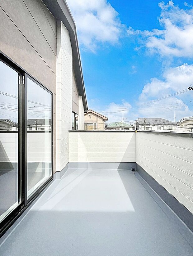 〜Balcony〜  バルコニーは温かい陽がさしこみ、お布団や洗濯物を気持ちよく干すことができます。  使いやすく開放的なバルコニーです♪陽ざしがたっぷり降り注ぐ、バルコニー付き住まい。  