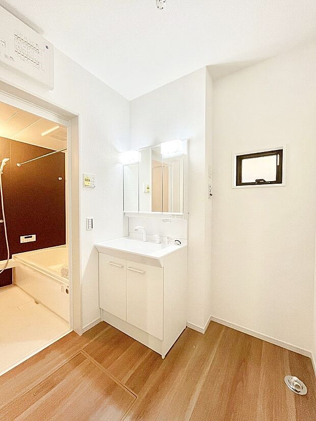 〜Dressing Room〜　暗くなりがちな洗面所も窓があると採光と換気が可能なので気持ちよくお使い頂けます。三面鏡タイプの洗面台は鏡裏収納で散らかりがちな洗面所もスッキリ♪