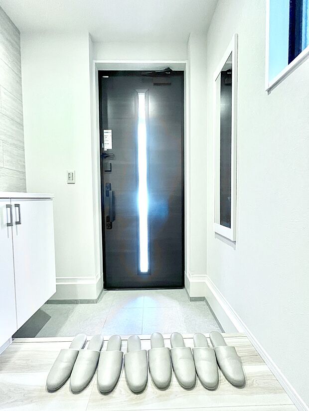 ◆1号棟◆〜Entrance〜　玄関は家の顔といわれますが我が家のセンスをさりげなく感じさせる魅力ある玄関造りも楽しみの一つ。帰宅する度に家族がほっとできる心地よい空間造りも大切ですね♪