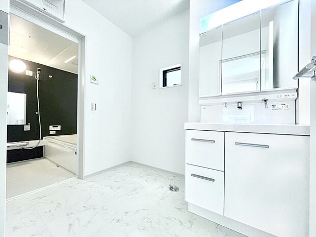 ◆1号棟◆〜Dressing Room〜  十分な大きさの洗面台は収納もさる事ながら、身だしなみチェックや歯磨きなど、朝の慌ただしい時間でもホテルライクなスペースで余裕とゆとりを感じて頂けます。