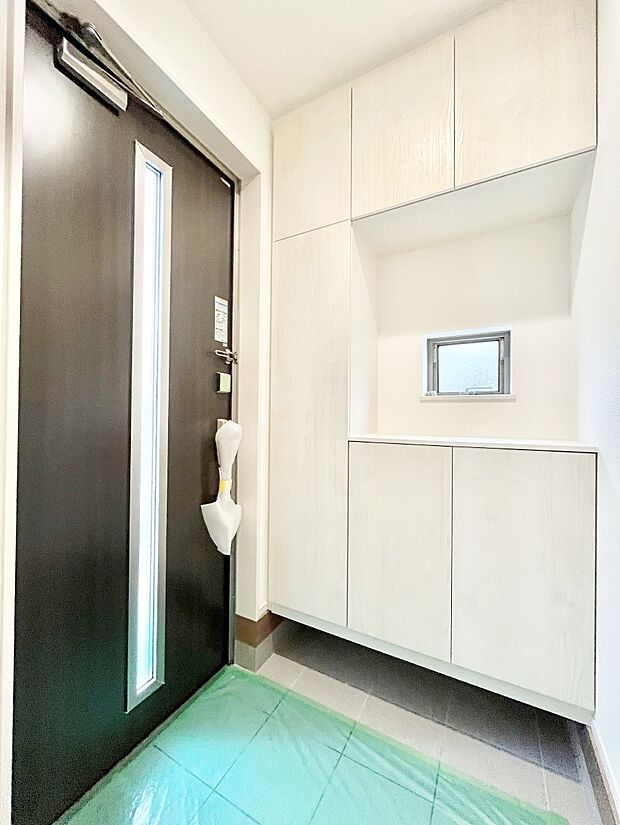 〜Entrance〜　家の中でお客様を迎える最初の場所である玄関は、家の印象そのものです！豊富な玄関収納で、常に綺麗に保つことが出来ます♪玄関にはたっぷり収納の下駄箱を完備！