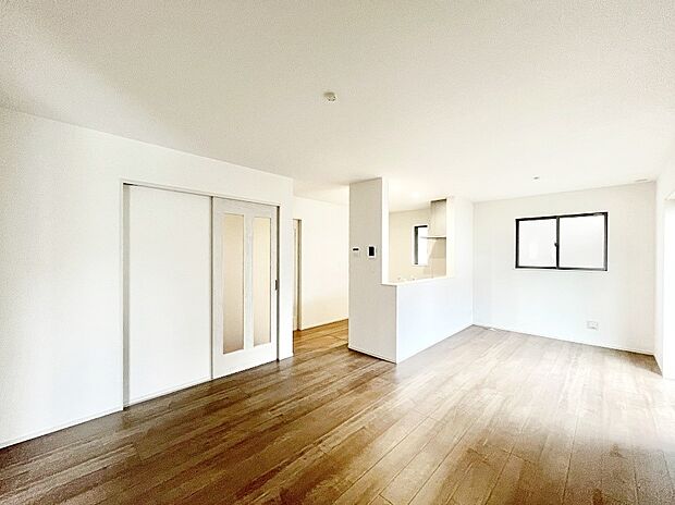 〜Living〜 家族の食事や団らんのほか、子どもを遊ばせたり、友人を招いたりするLDKは住まいの中心。長時間過ごす場所だから、その空間は住まい全体の居心地を左右します。