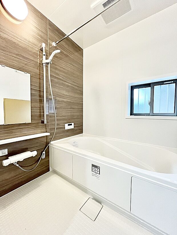 ~Bath Room~ 落ち着いた雰囲気の浴室で明日に向けてリフレッシュ。浴室乾燥機能も付いているので隣の洗濯機置き場で洗い上がった洗濯物を、雨の日も天気を気にせず乾燥させることも可能です。