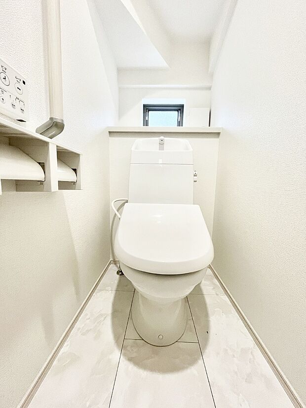 ~Toilet~ 綺麗・スッキリ・快適なウォシュレット付トイレでくつろげる空間です。トイレは毎日使わざるを得ないもの。いつも清潔を保ちたいですね。トイレが2ヶ所あるので朝の混雑時に便利です!