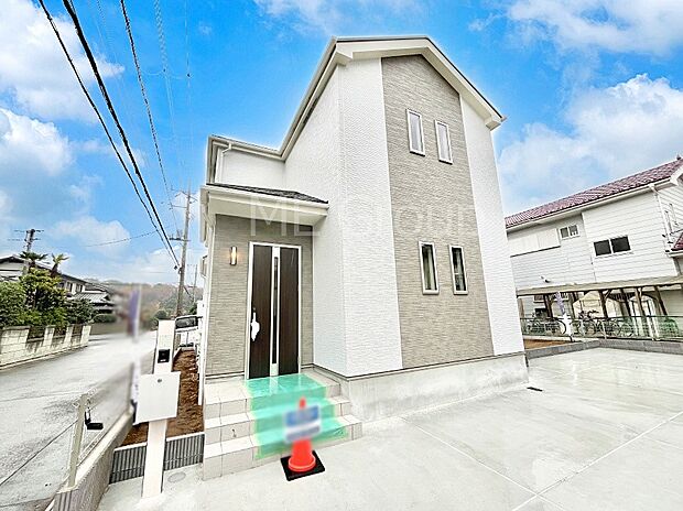 ~Exterior~ 角地により陽当り・風通し良好です。一戸建ての大きなメリットは、自分達の「土地」を「自由に」使える事です。ガーデニングやDIY,車やバイクの趣味など様々な用途で利用できます。