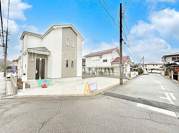 〜Exterior〜　前面道路：西 6m 公道、北 5.97m 公道　低層の一戸建てを中心とした街並みが整然と続き、周辺は高い建物が建っていないので、緑の多い閑静な趣を感じる環境です。