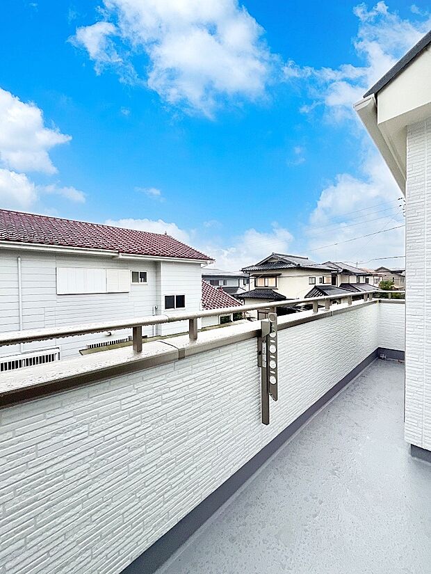 〜Balcony〜 南向きのバルコニーの前には雲以外に太陽を遮るものがありません。お洗濯物も乾きやすく、何より明るく気持ちのいい光が入ってきます。使いやすく開放的なバルコニーです♪