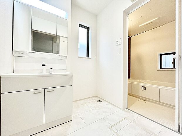 〜Dressing Room〜　暗くなりがちな洗面所も窓があると採光と換気が可能なので気持ちよくお使い頂けます。三面鏡タイプの洗面台は鏡裏収納で散らかりがちな洗面所もスッキリ♪