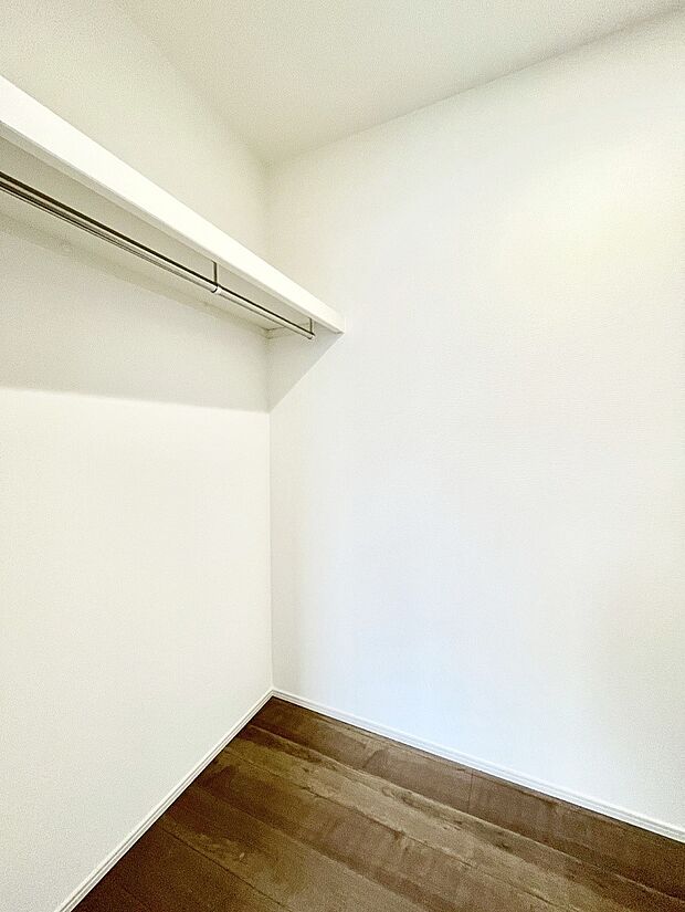 ~Walk-in Closet~ 必要なものやコーディネートを一覧して確認でき、身支度や準備が短時間で済むウォークインクローゼットを設置しました。家の中をすっきりとさせる便利な収納スペースです。