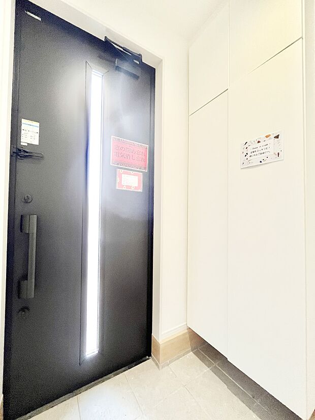 ~Entrance~ 家の中でお客様を迎える最初の場所である玄関は、家の印象そのものです!豊富な玄関収納で、常に綺麗に保つことが出来ます♪玄関にはたっぷり収納の下駄箱を完備!