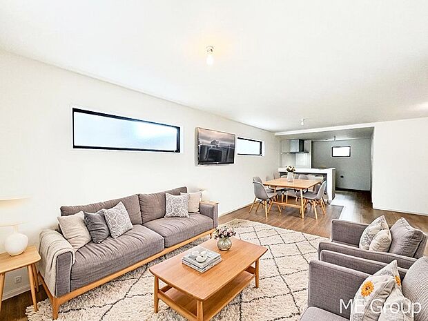 ~Living~ 家族の会話や笑顔が行き交うリビングです。子供が走ってる姿を見ながら、大きなソファやダイニングテーブルでゆったり食事をしたりくつろぎたい♪そんな夢が叶えられる空間です!※家具はCGです