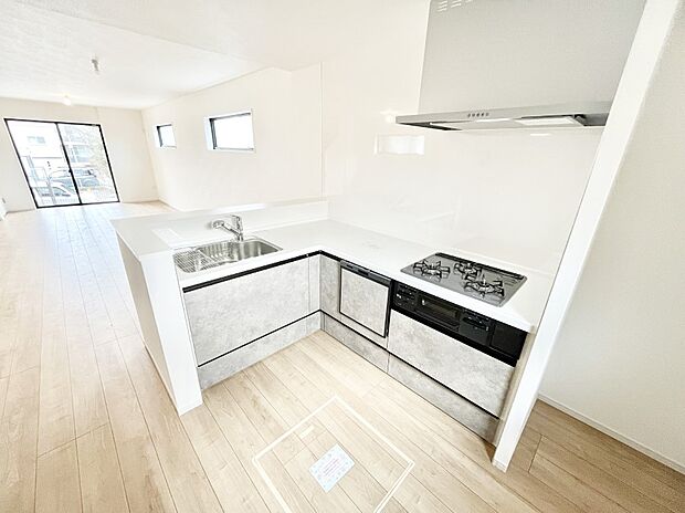 ~Kitchen~ 動線が短く、手早く作業できるL型キッチン。コーナーにスパイス類を置いてスッキリと♪広々とした作業スペースでストレスなくお料理をお楽しみいただけます♪