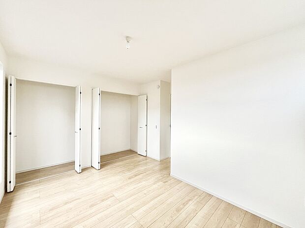 ~Bed Room~ 全居室には収納クローゼットを完備!普段使いのお洋服や小物はもちろん、季節物のお洋服などもしっかりと整理整頓おしまい頂けます。 居室空間を広く使用できますね。