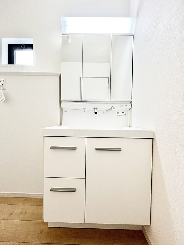 ~Dressing Room~ 清潔感溢れる色合いで統一されていると、スッキリと整った印象をうけます。 鏡の裏にはたっぷりと収納スペースを標準装備! 水廻りは、シンプルかつ機能性を重視して。