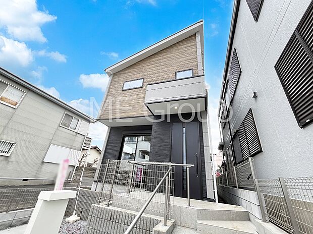 ~Exterior~ 堂々たる趣ながら、主張し過ぎずどこか余裕を感じさせるシャープなフォルムで佇む邸宅は、晴天の空と照らし合わせる事で、本来あるべき完成形の姿を見せてくれます。