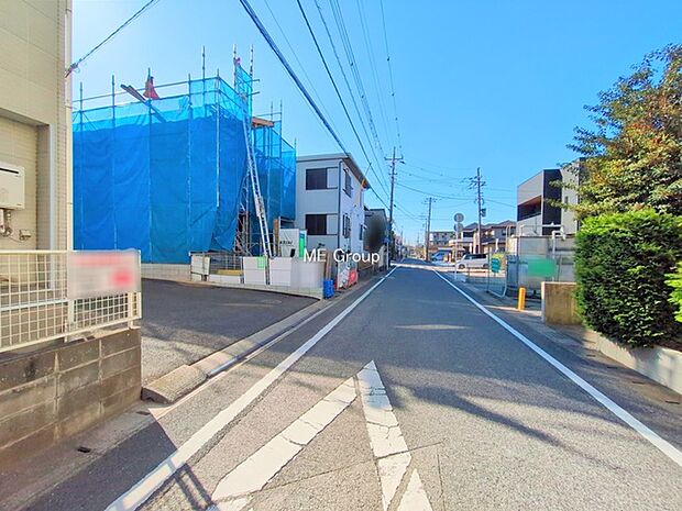 前面道路：北 6m 公道　前面道路は閑静な住宅地をはしる車通りの少ない道路。  駐車の出し入れもらくらくです！ご不明点・現地見学のご希望は、お気軽にお問い合わせください！