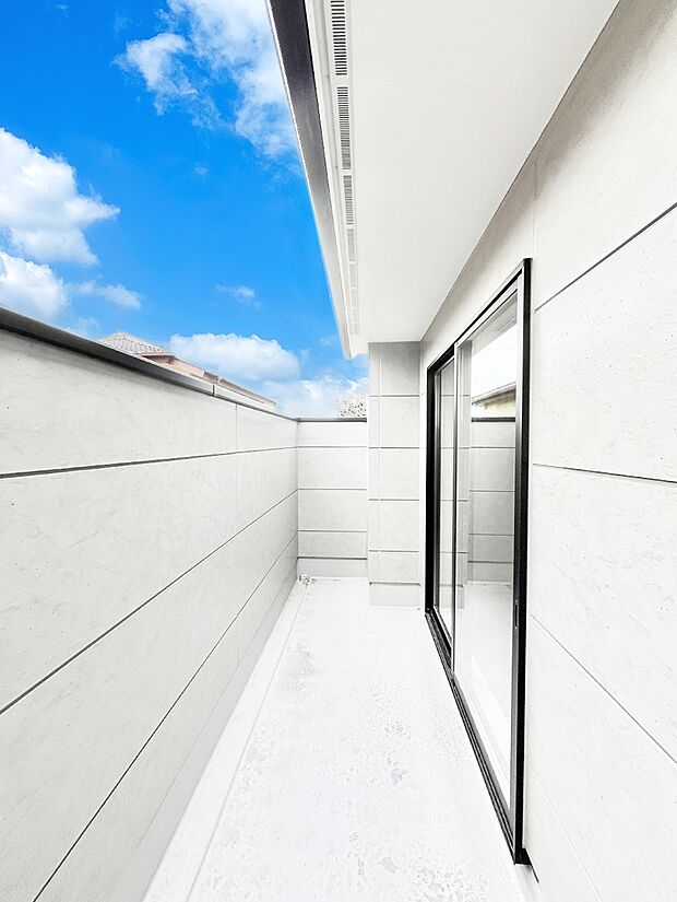 ~Balcony~ バルコニーは温かい陽がさしこみ、お布団や洗濯物を気持ちよく干すことができます。 使いやすく開放的なバルコニーです♪陽ざしがたっぷり降り注ぐ、バルコニー付き住まい。