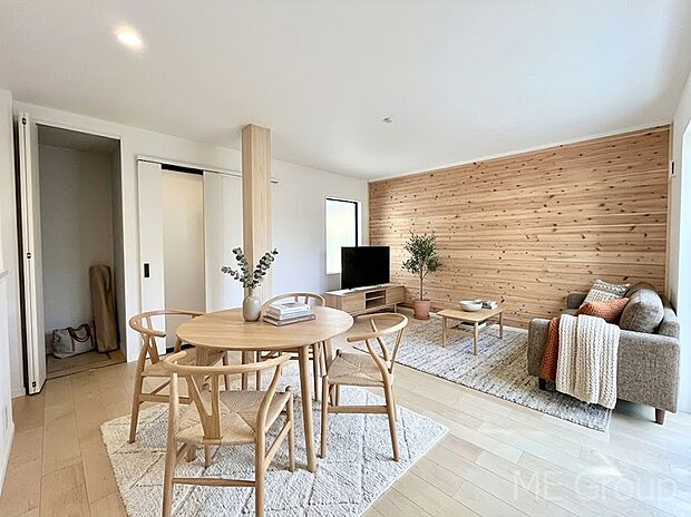 ご家族の賑やかな話し声で包まれる明るいリビング ※家具はCGです